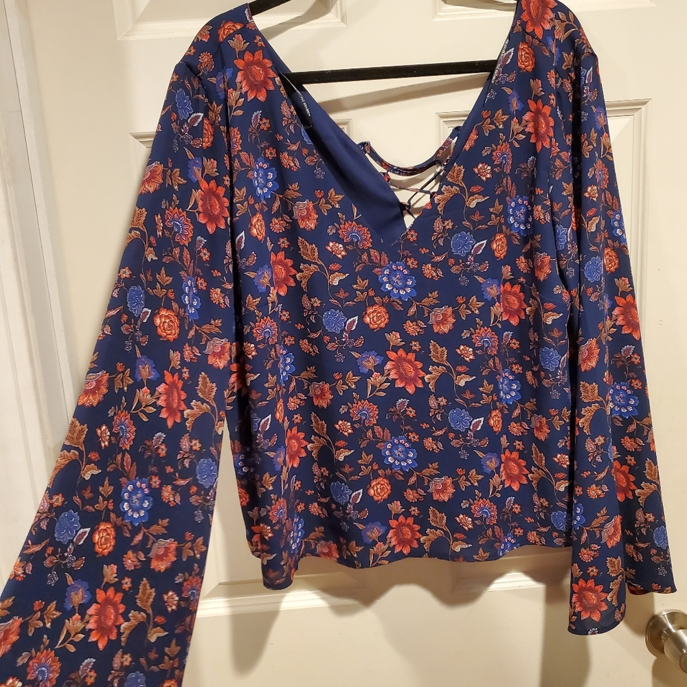 🌺2/$25🌺 Cropped off shoulder lace up floral top